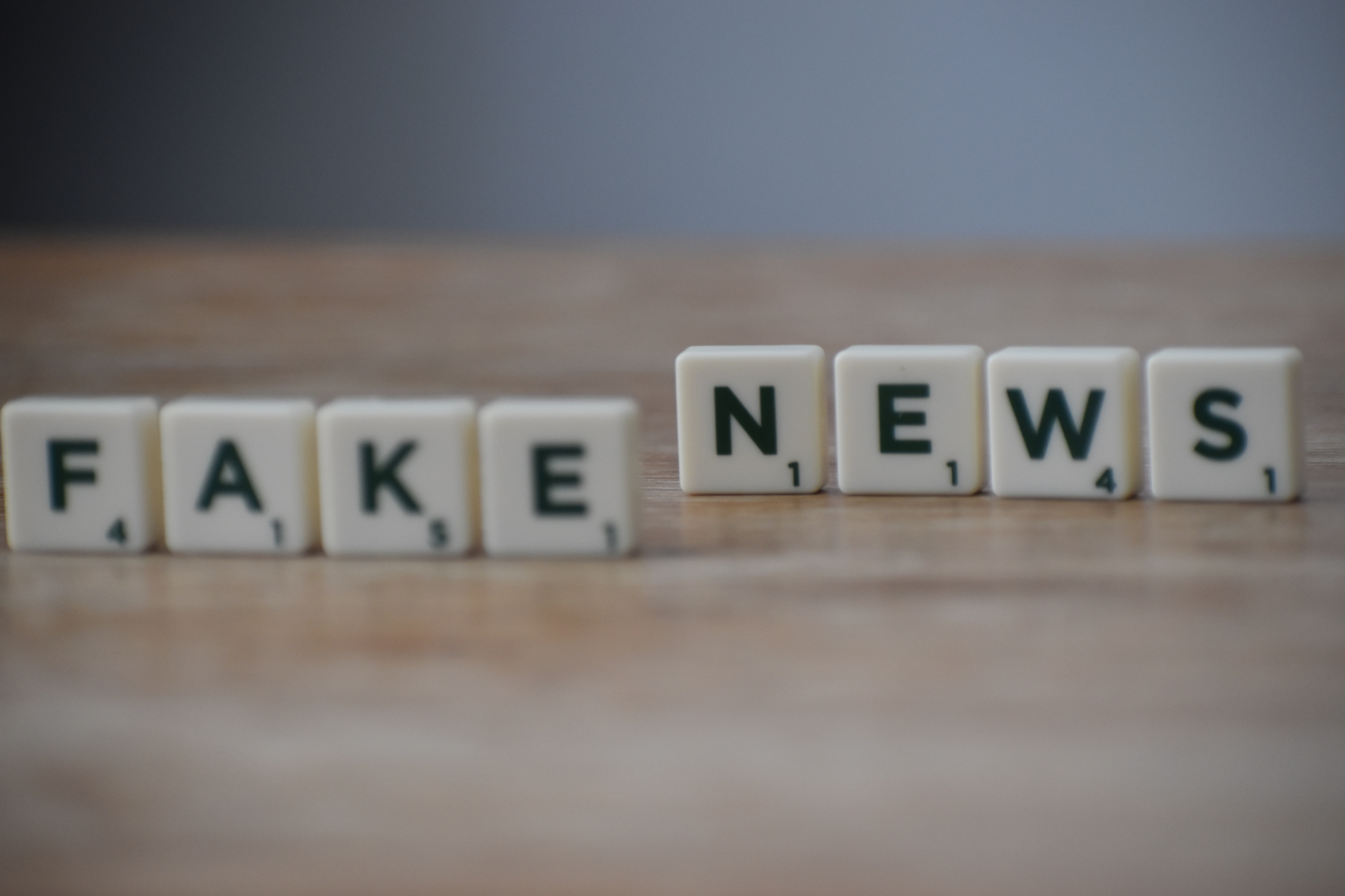 Affiche fake news