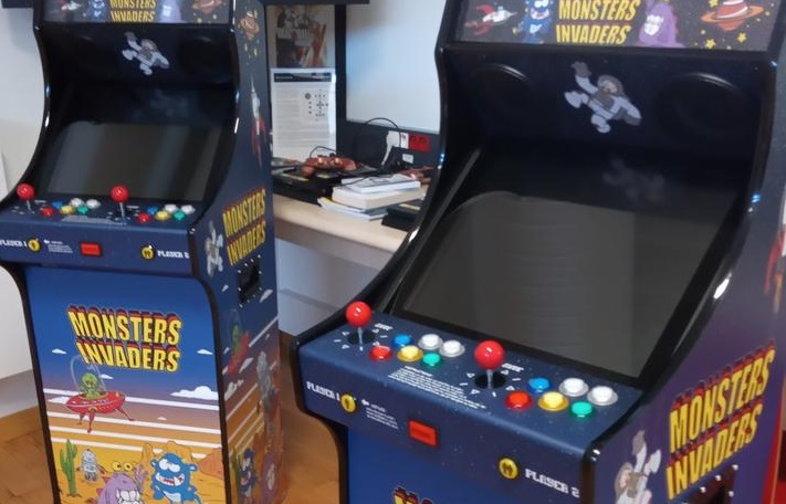 Photo de deux bornes d'arcade
