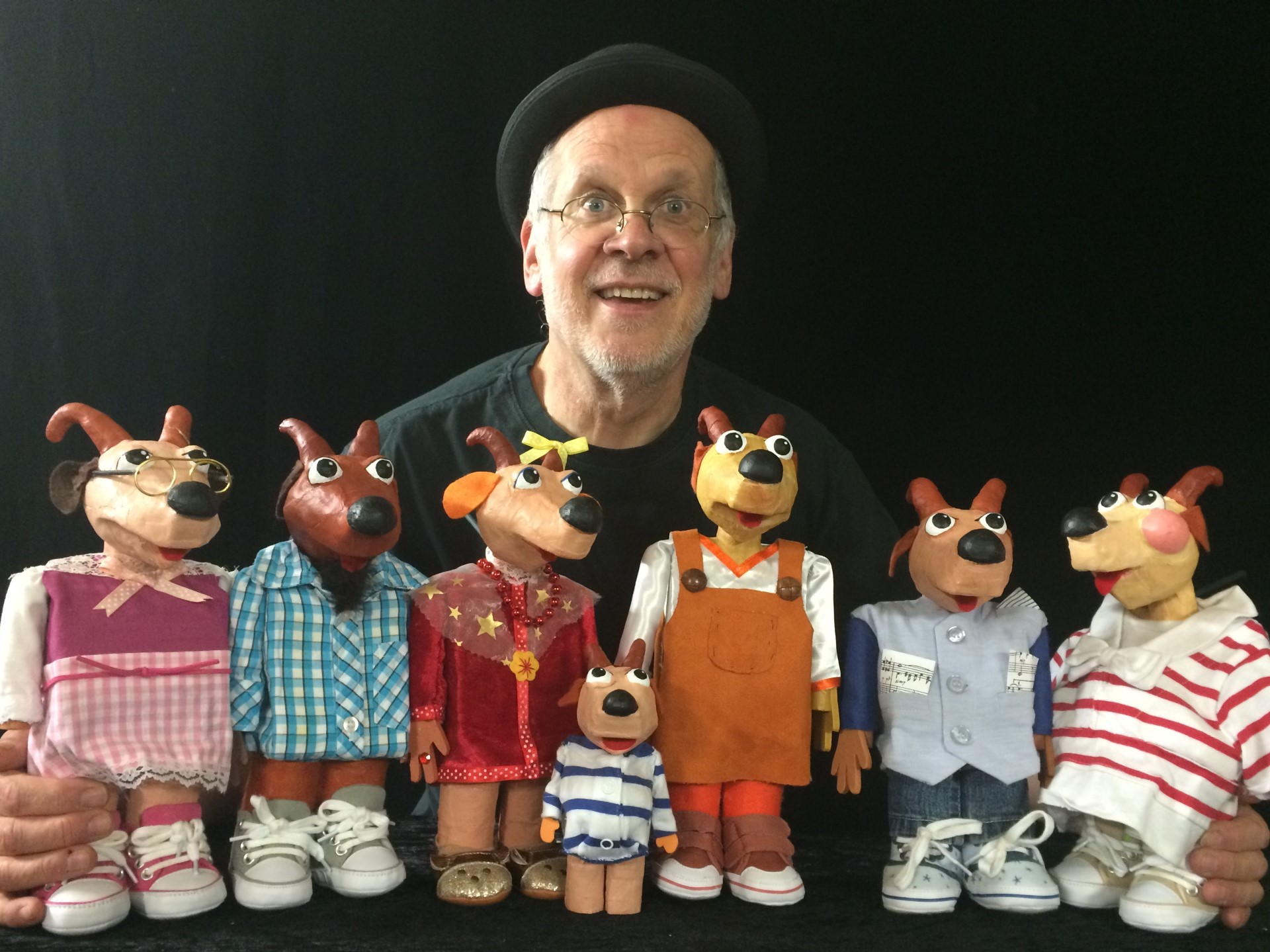 Photo d'un marionnettiste et ses marionnettes