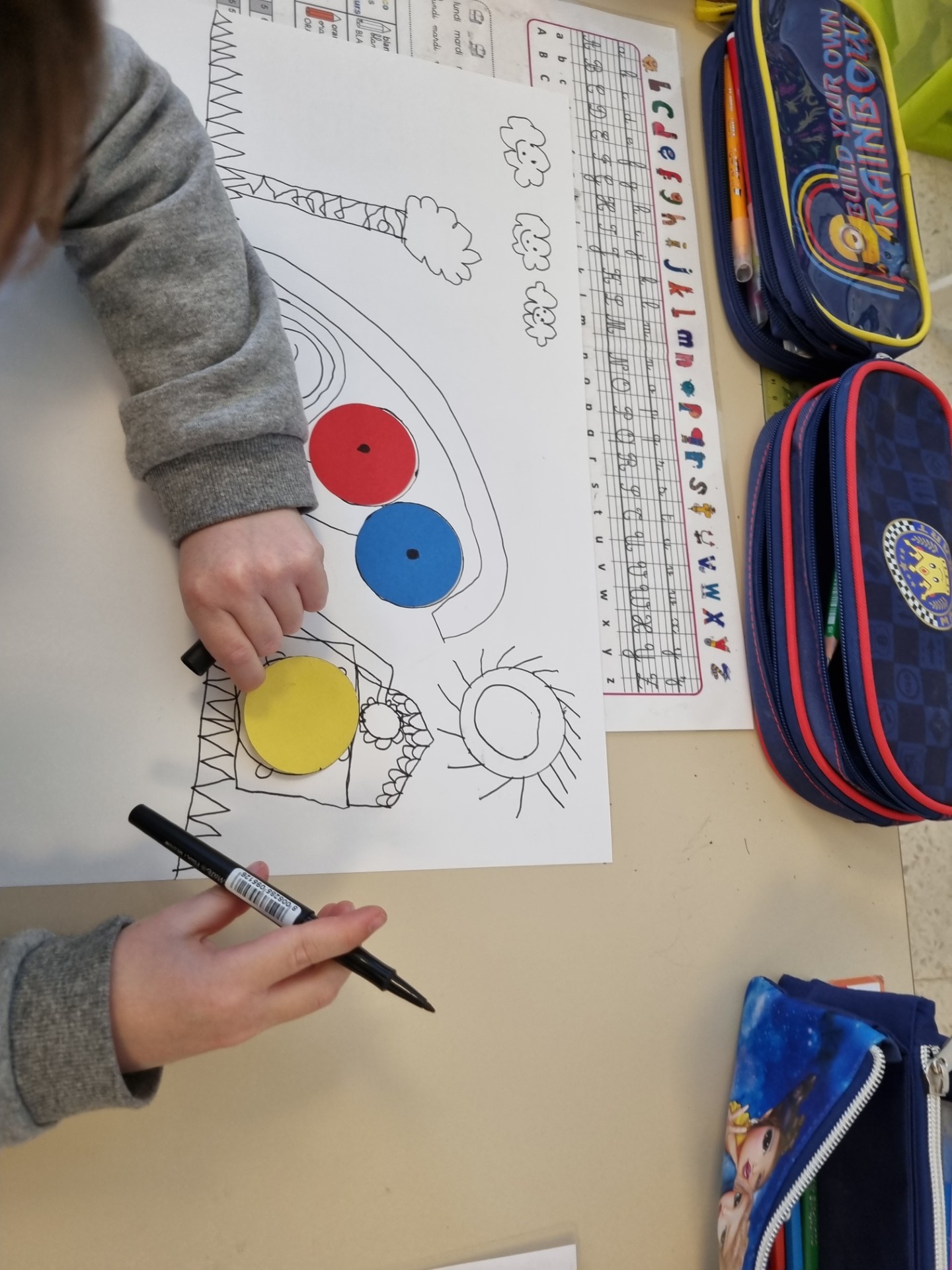 Photographie d'un enfant en train de dessiner